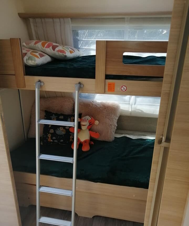 łóżko piętrowe przyczepy kempingowej